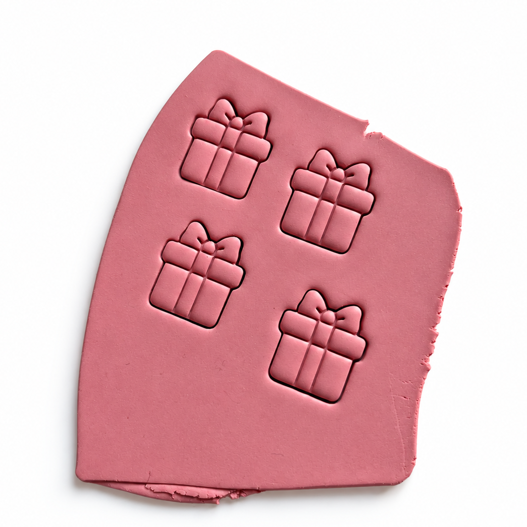 Cadeautje cutter in roze polymeerklei gedrukt