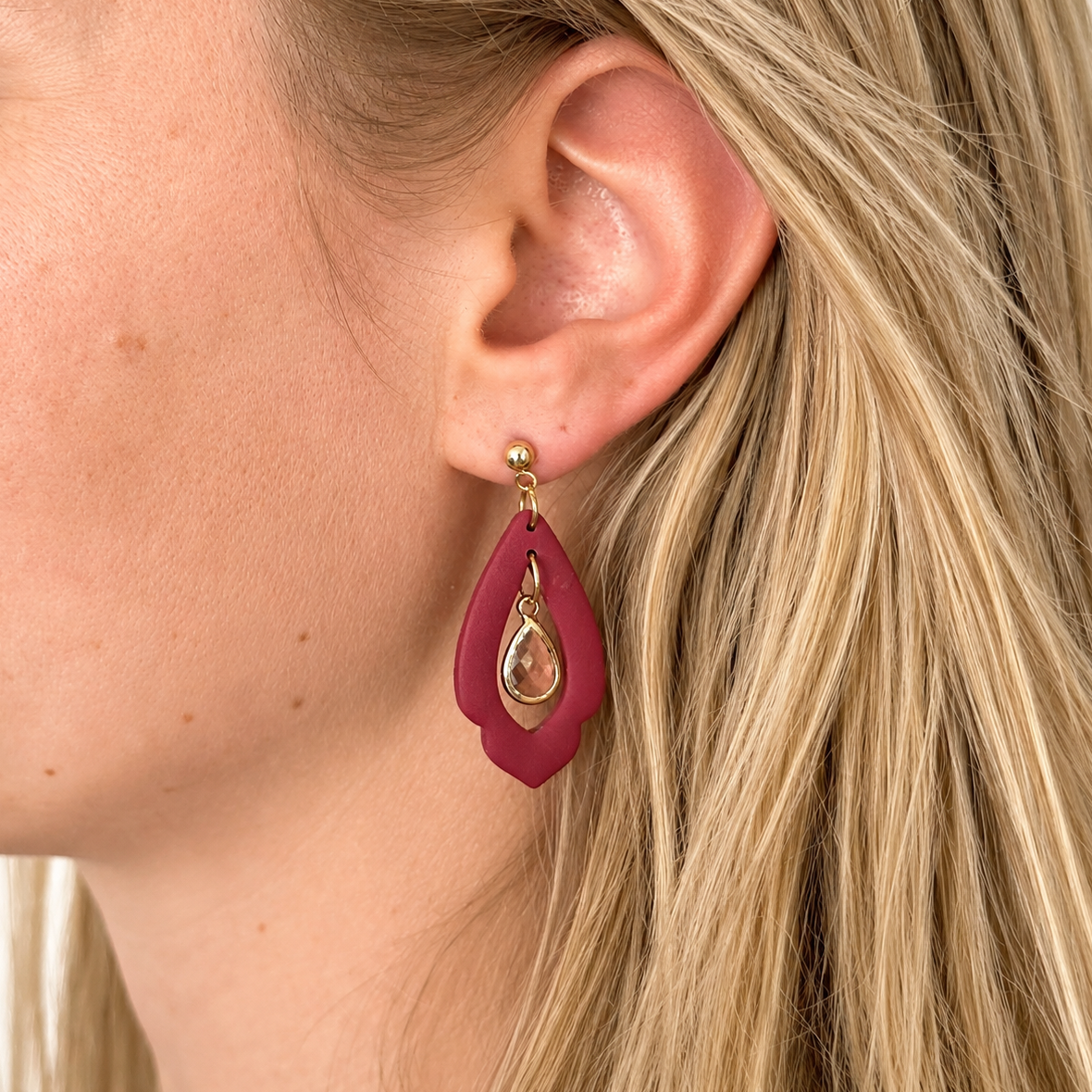 polymeerklei oorbel met roze hanger in oor, gemaakt met de Celine cutter