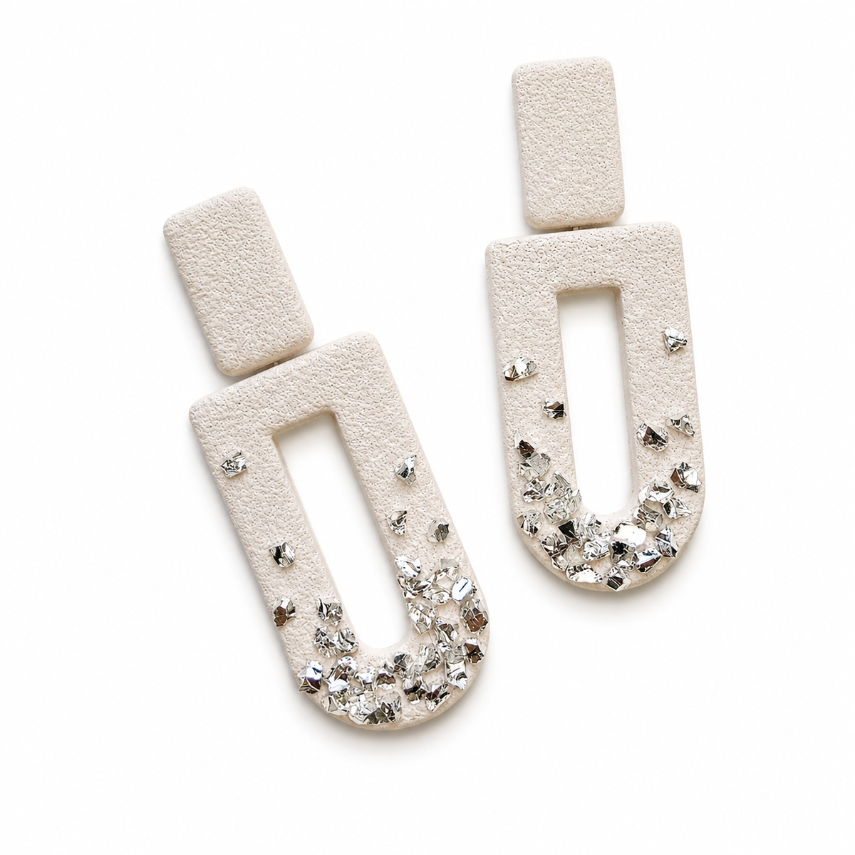 Witte polymeerkleioorbellen afgewerkt met crushed glass zilver