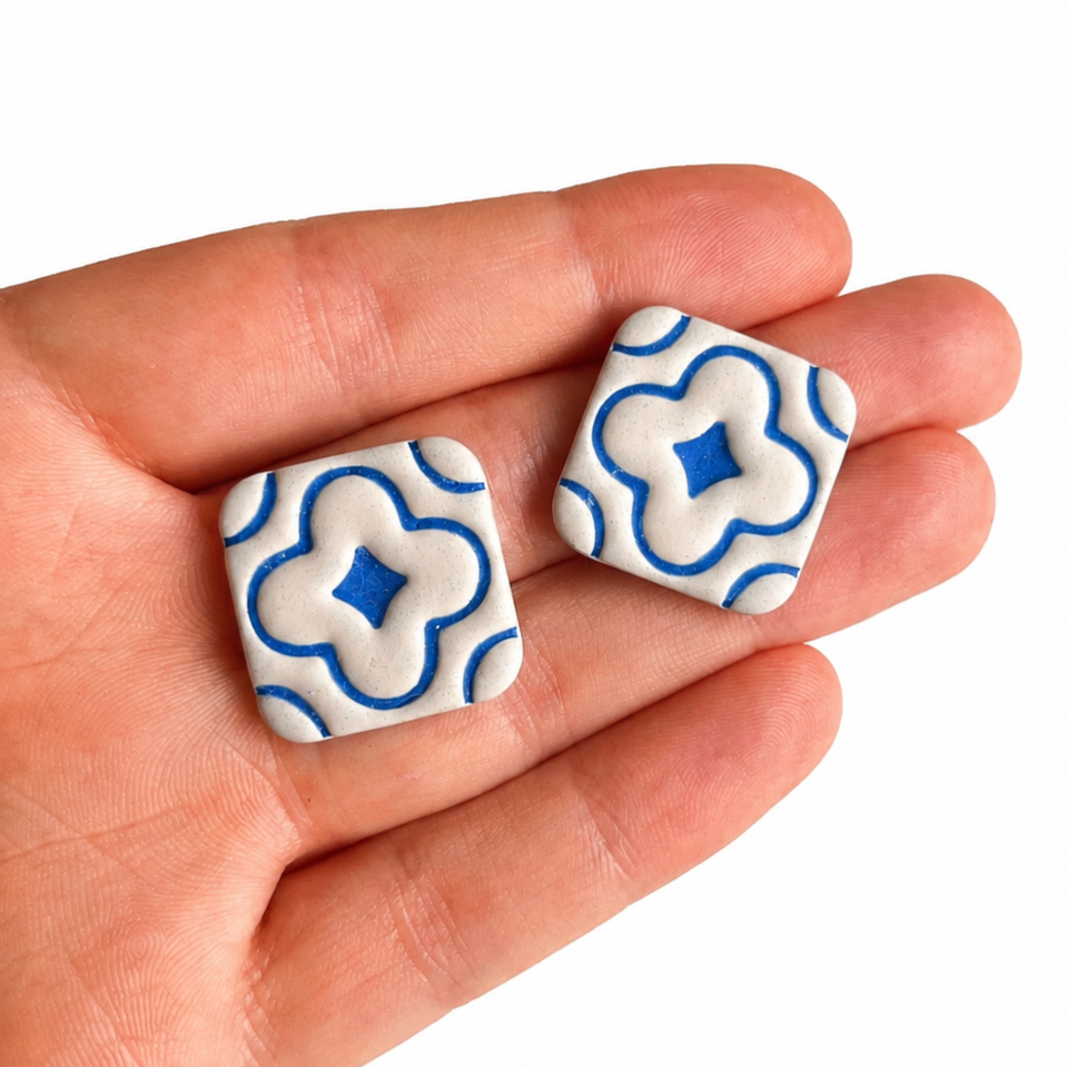 Blauw/witte polymeerklei oorbellen op hand, gemaakt met de Evelyn cutter