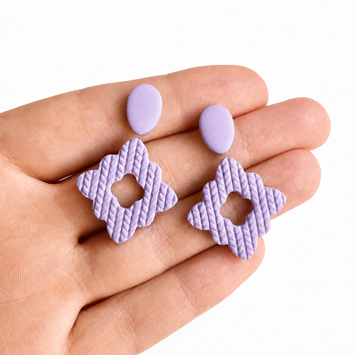 lavendelkleurige polymeerklei oorbellen met structuur op hand gemaakt met de Lisanne cutter