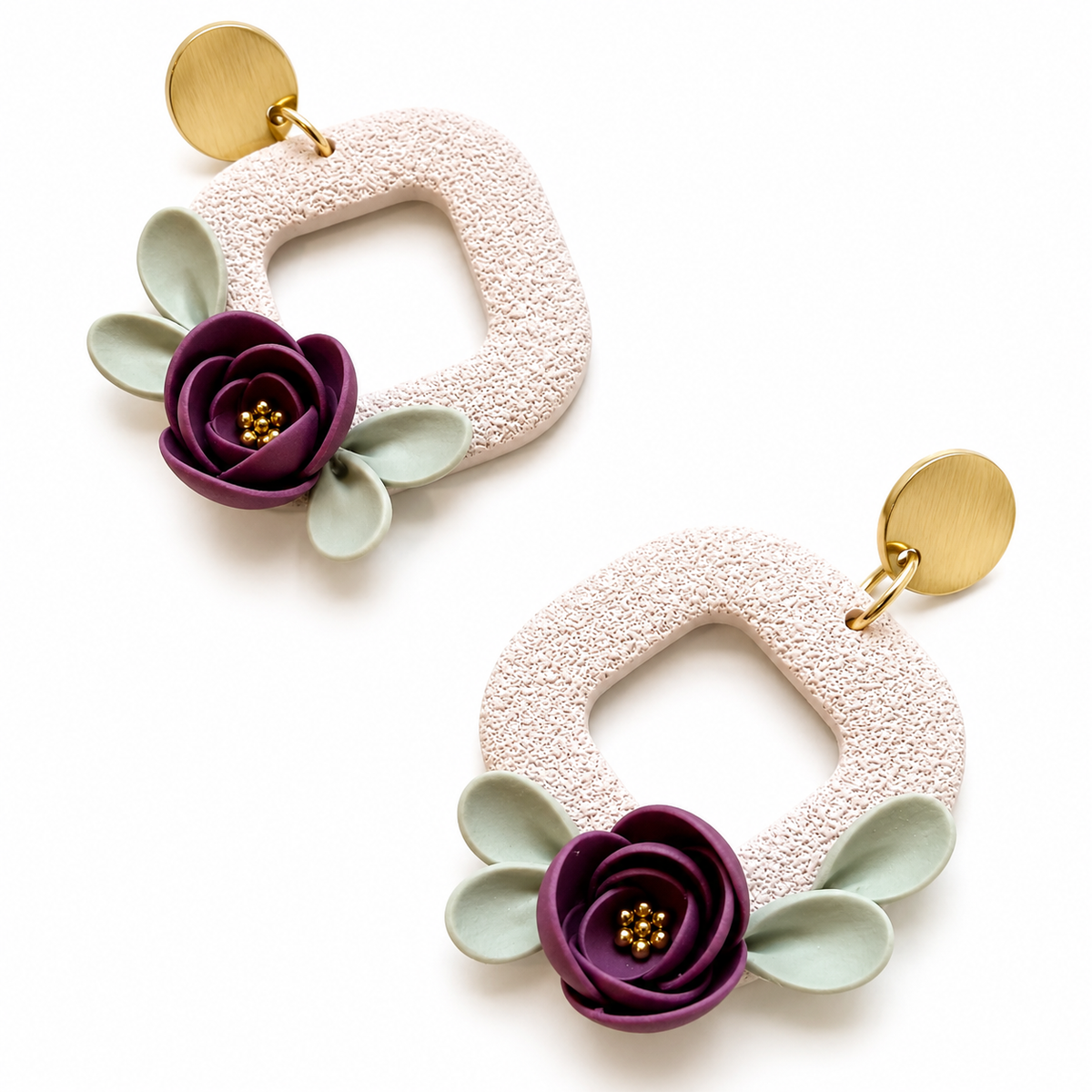 Beige vierkante polymeerklei oorbellen met paarse bloemen, afgewerkt met oorstekers plaatje 10 mm goud