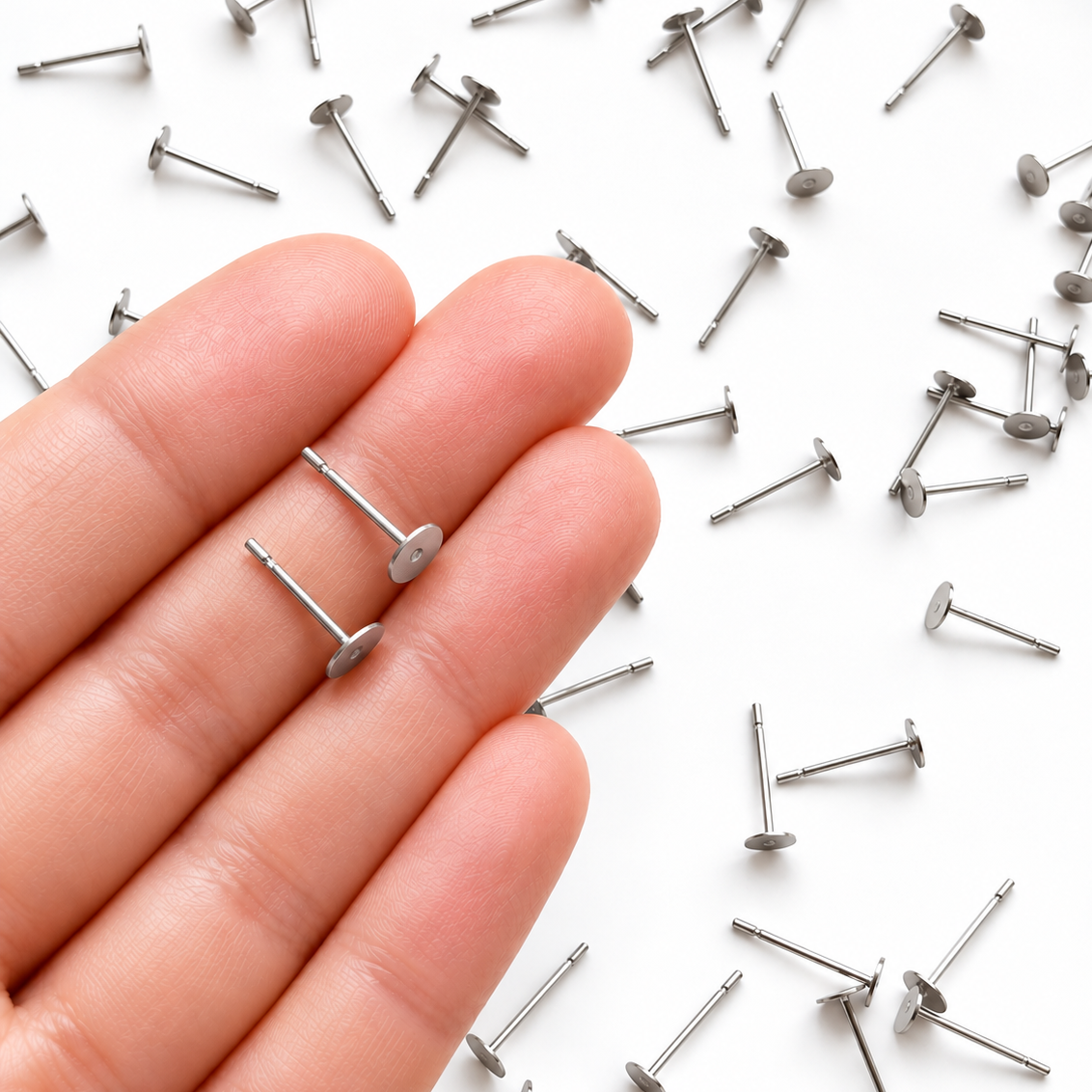 Oorstekers zilver op hand