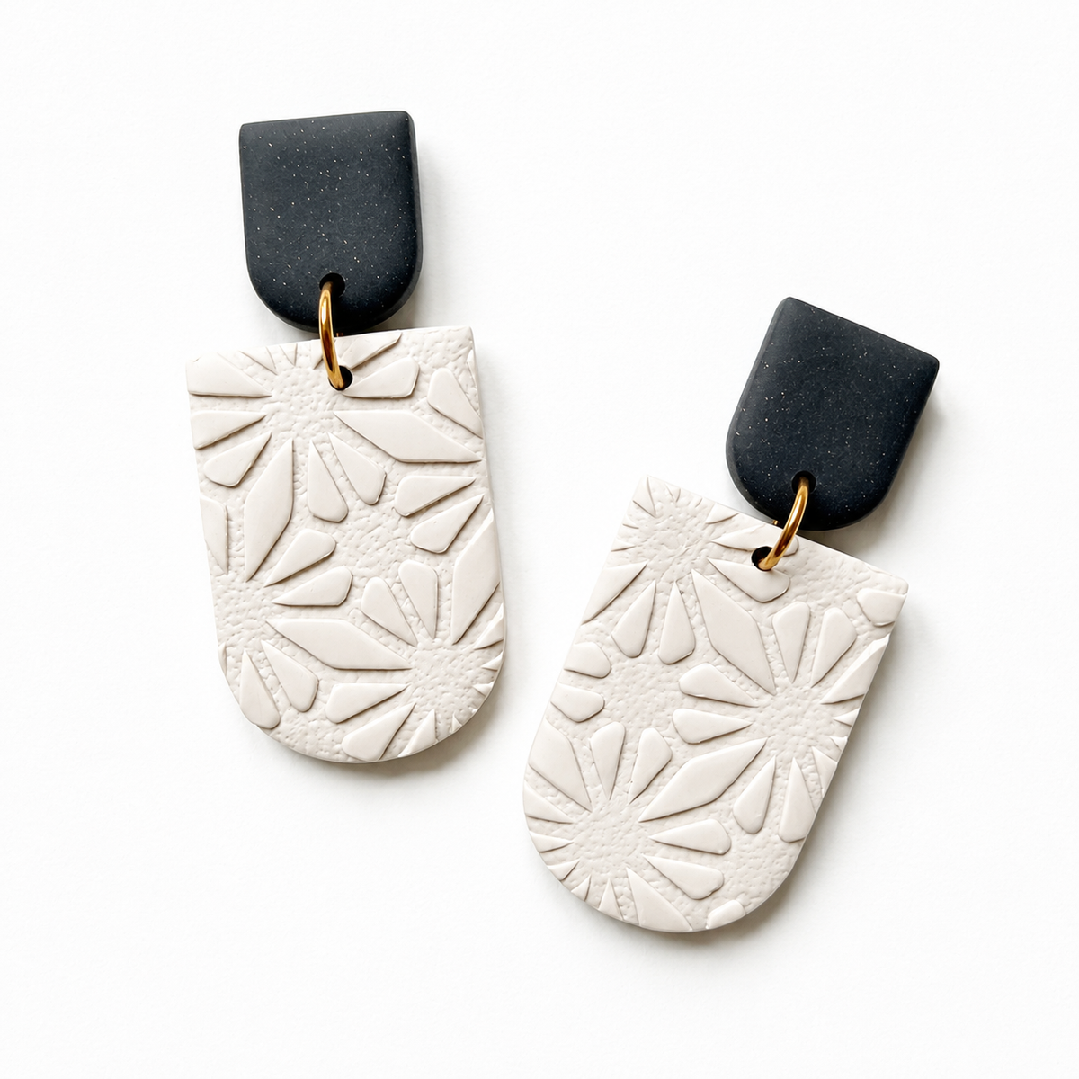 Zwart met beige polymeerklei oorbellen gemaakt met stencil 3