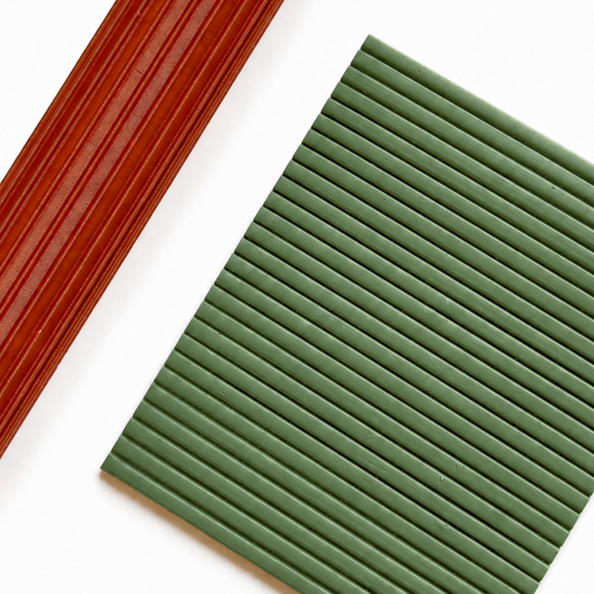 Structuurroller brede lijnen gedrukt in groene polymeerklei