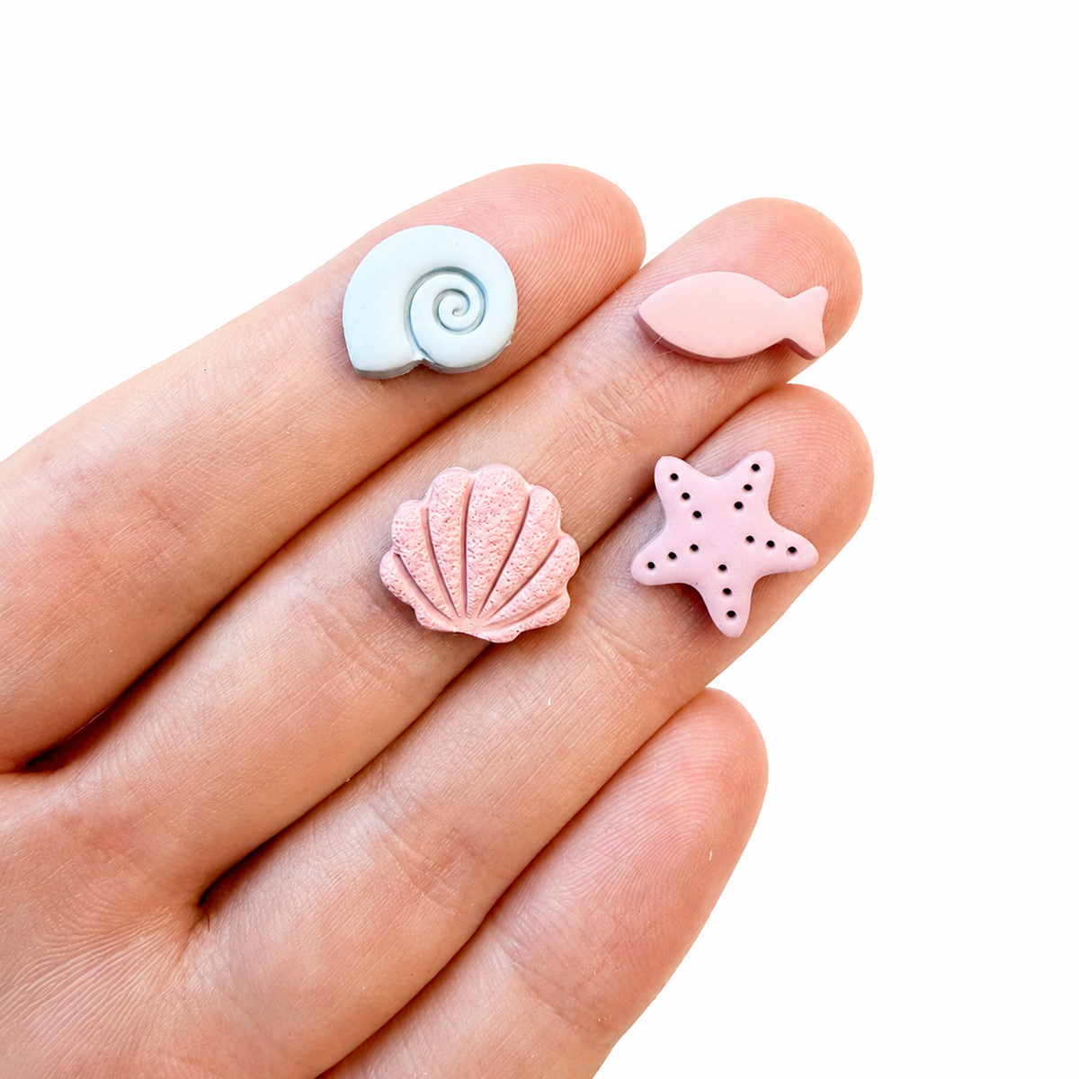 Polymeerklei studs, gemaakt met de stud cutters zee, op hand