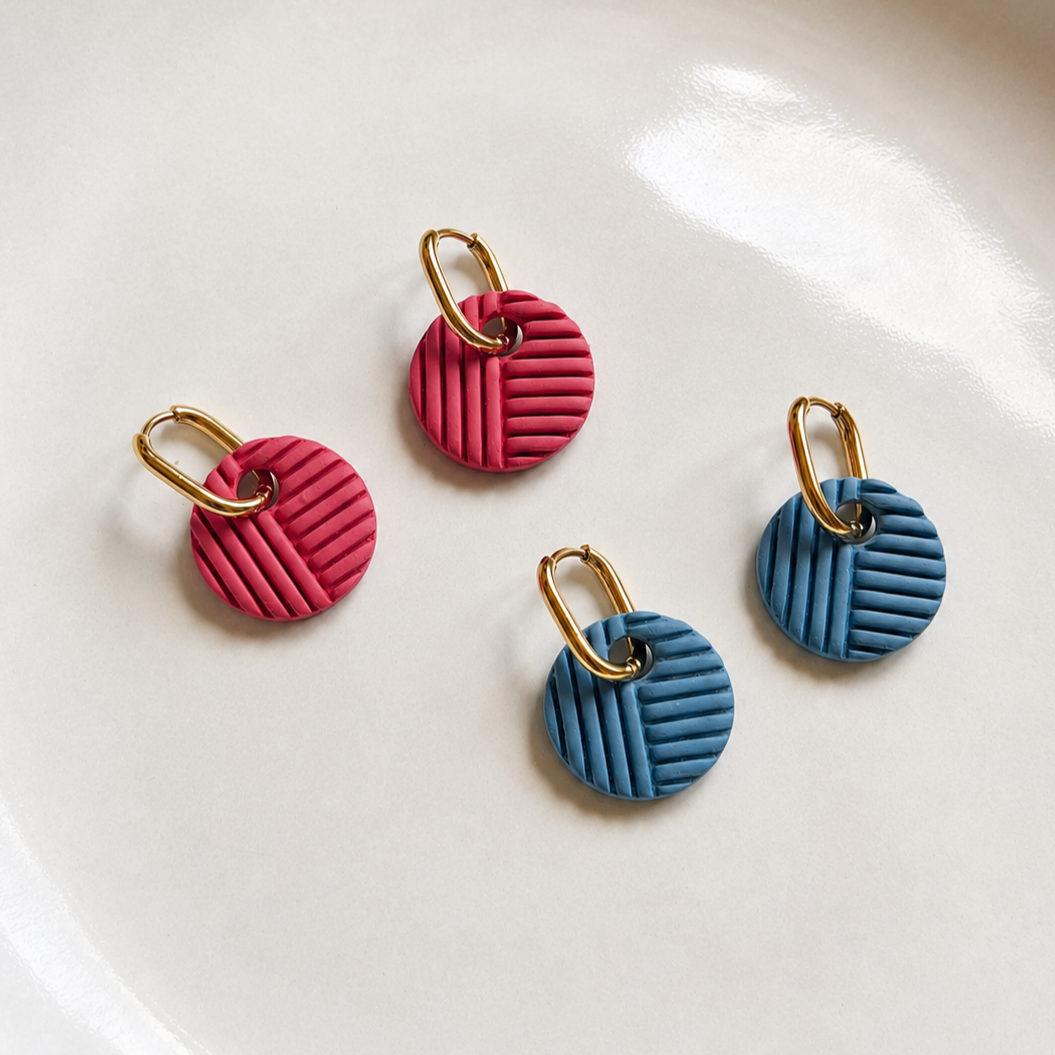 Thea cutter, roze en blauwe cirkelvormige polymeerklei oorbellen