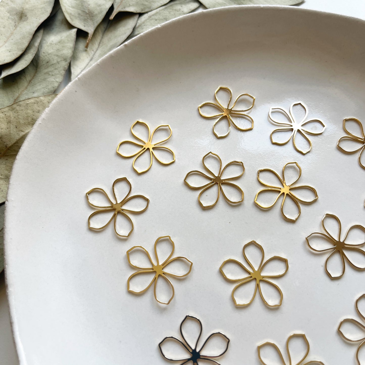 Hanger holle bloem goud