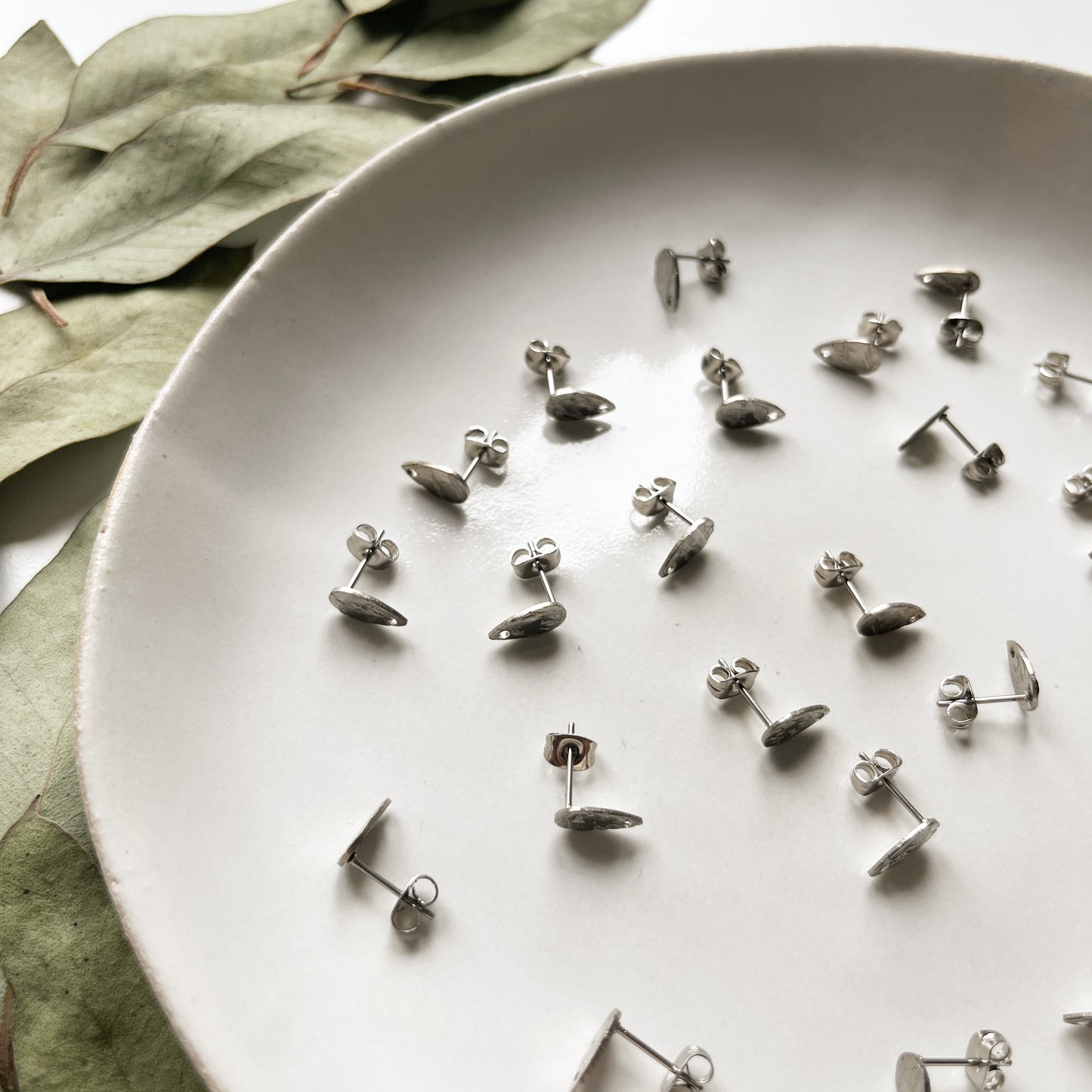 Oorsteker druppel reliëf zilver