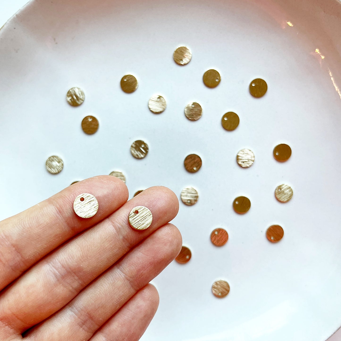 Hanger cirkel reliëf goud klein