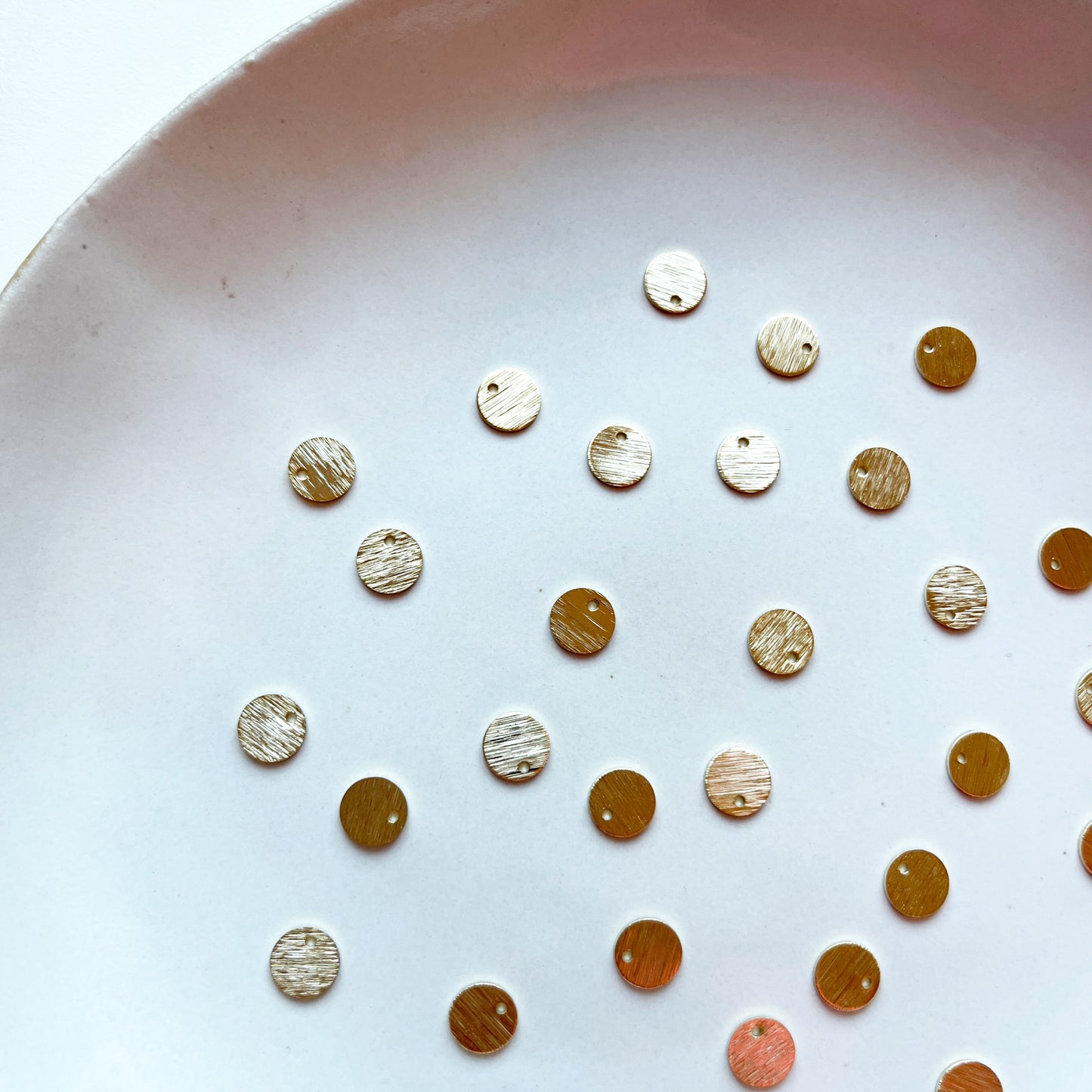 Hanger cirkel reliëf goud klein