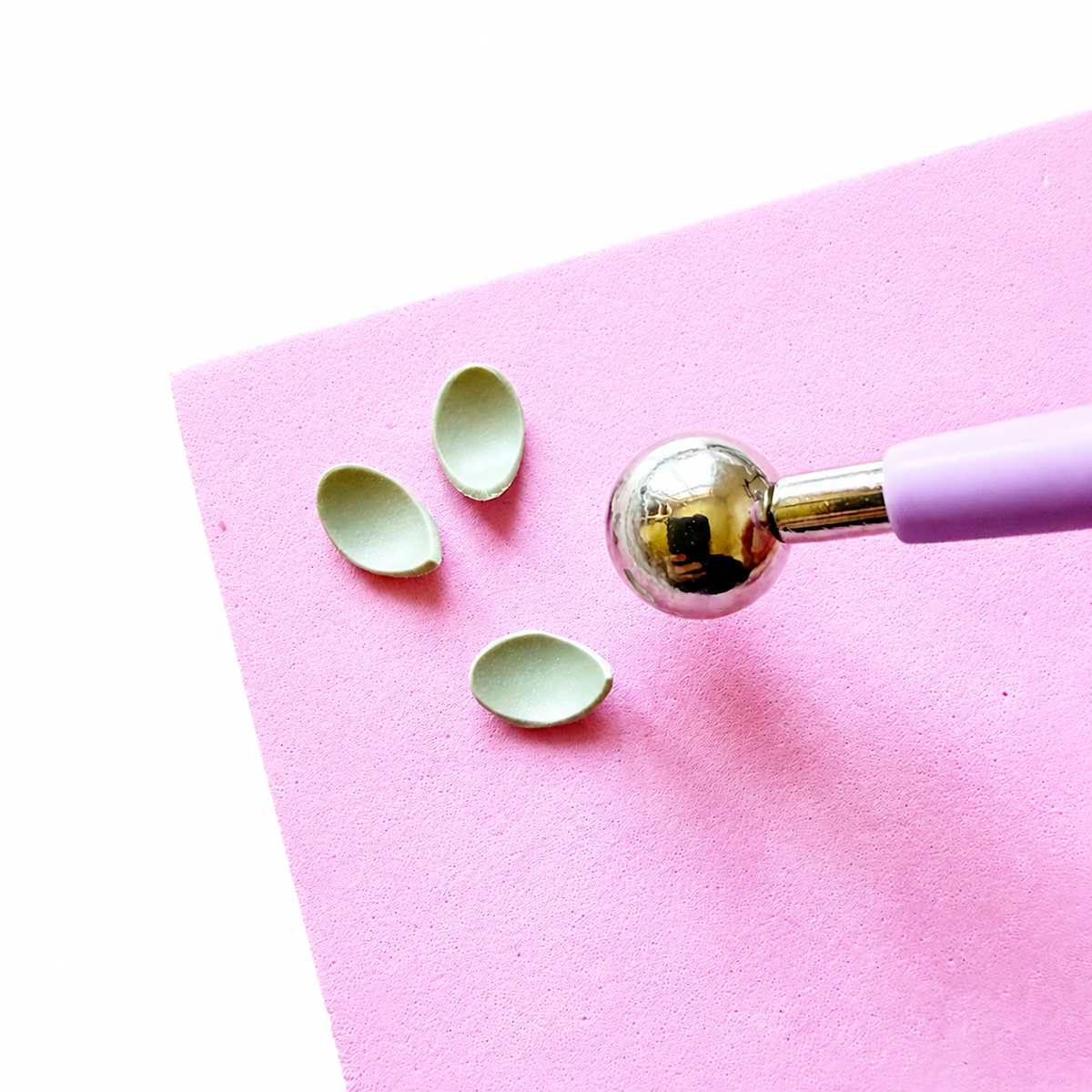 Uitrollen van polymeerkleiblaadjes met ball tool op flower foam pad