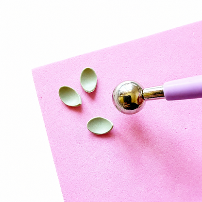 Uitrollen van polymeerkleiblaadjes met ball tool op flower foam pad