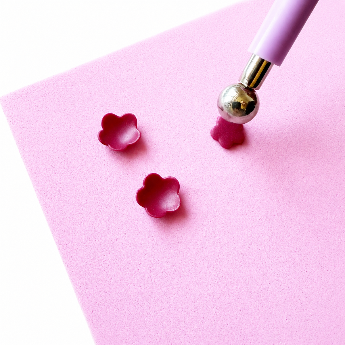 Uitrollen van bloemblaadjes met ball tool op flower foam pad