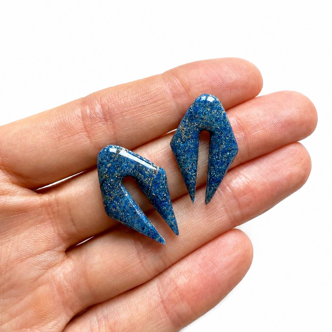 Glanzend blauwe polymeerklei oorbellen op hand, gemaakt met de Benthe cutter