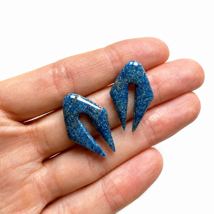 Glanzend blauwe polymeerklei oorbellen op hand, gemaakt met de Benthe cutter