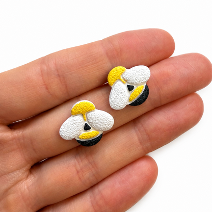 polymeerklei bij oorbellen op hand