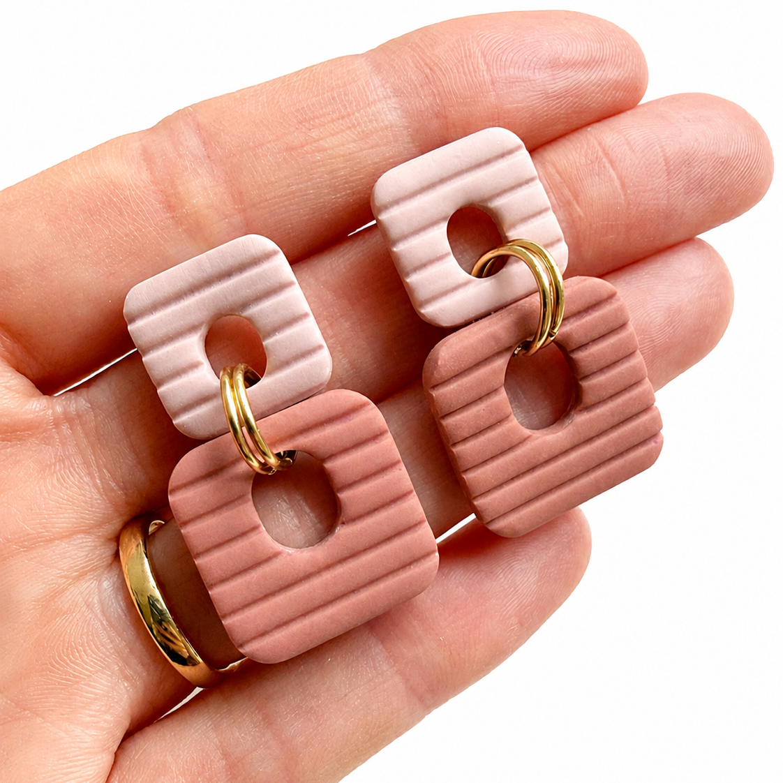 Billy cutter, polymeerklei oorbellen met strepen op hand