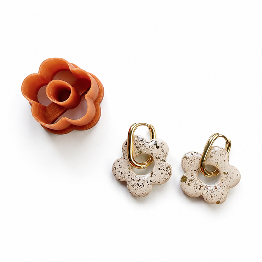 Goud gestippelde bloemen oorbellen gemaakt met de bloem cutter 2