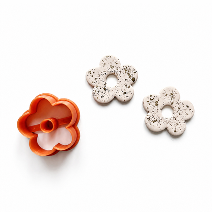 Bloemen polymeerklei oorbellen, gemaakt met de bloem cutter 1