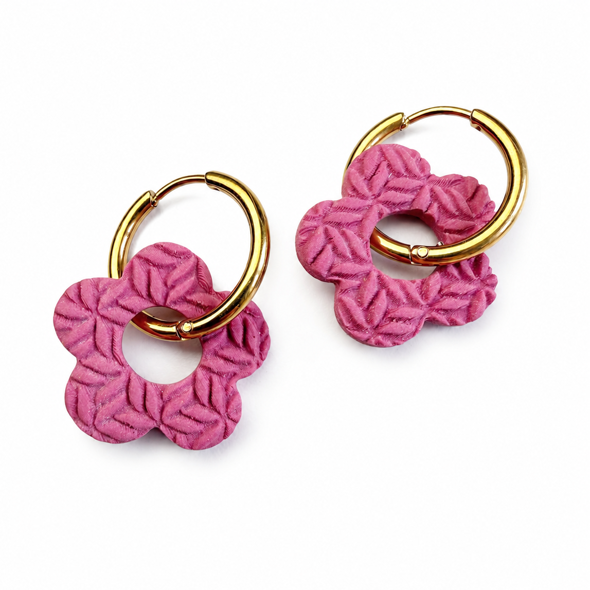 Roze bloemen oorbellen gemaakt met de bloem cutter