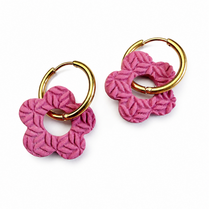 Roze bloemen oorbellen gemaakt met de bloem cutter