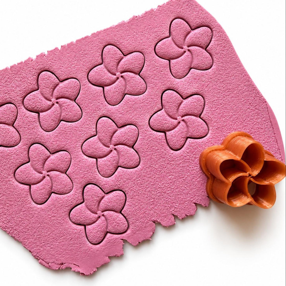 Bloem cutter in roze polymeerklei gedrukt