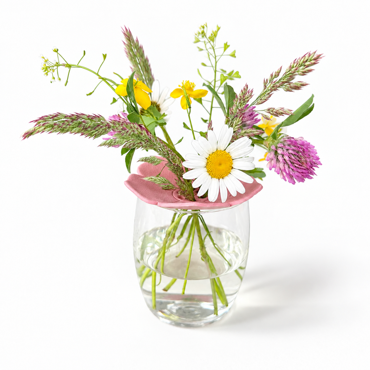 Polymeerklei houder gevuld met bloemen op vaasje, gemaakt met de bloemenhouder cutter