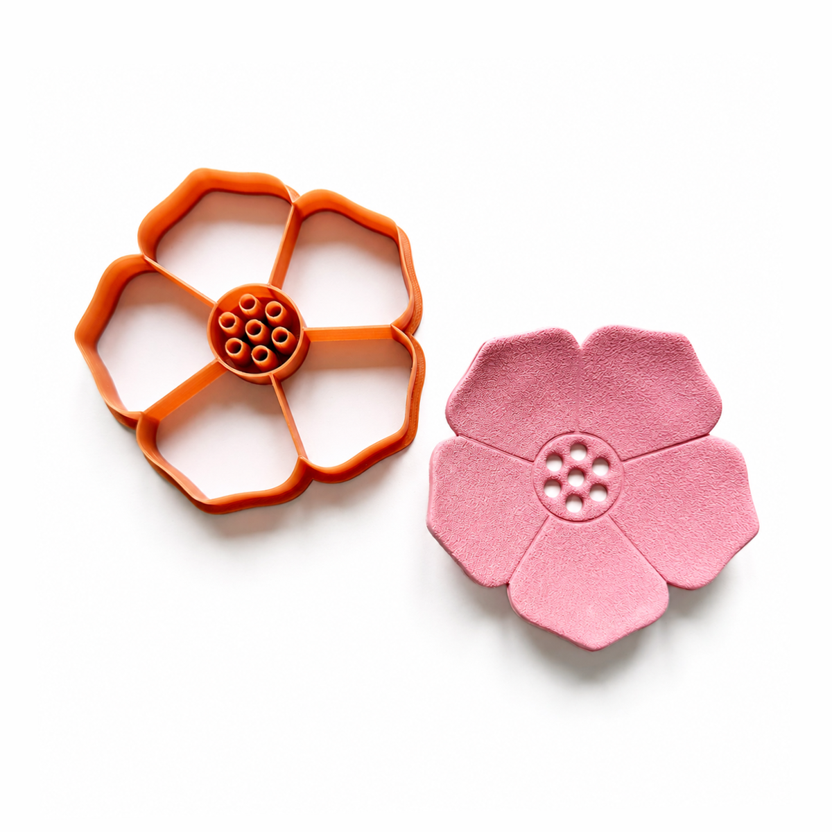 Roze polymeerklei bloemenhouder voor op vaasje, gemaakt met de bloemenhouder cutter
