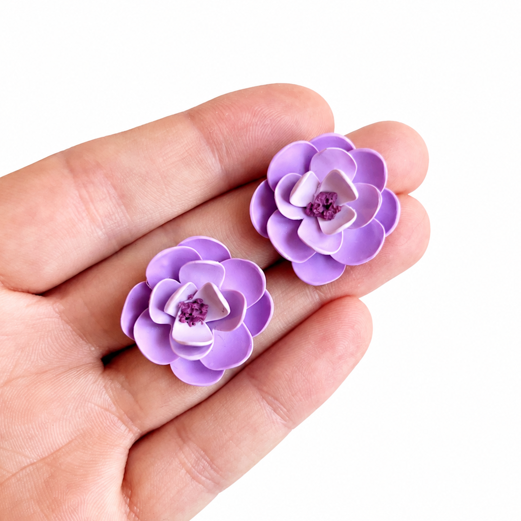 Lavendelkleurige polymeerklei oorbellen gemaakt met de bloemvormers set 2