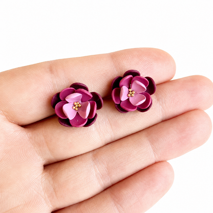 Bloemenorbellen op hand met als centrum caviar balls