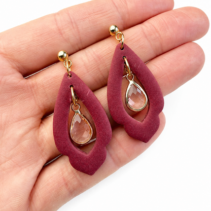 Polymeerklei oorbellen met roze hanger op hand, gemaakt met de Celine cutter