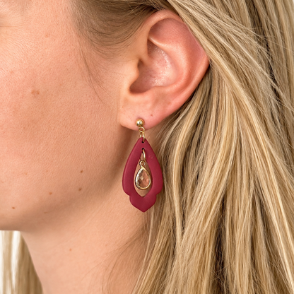 polymeerklei oorbel met roze hanger in oor, gemaakt met de Celine cutter