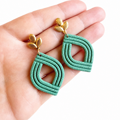 Groene polymeerklei oorbellen met gouden blad oorsteker, gemaakt met de Cezanne cutter