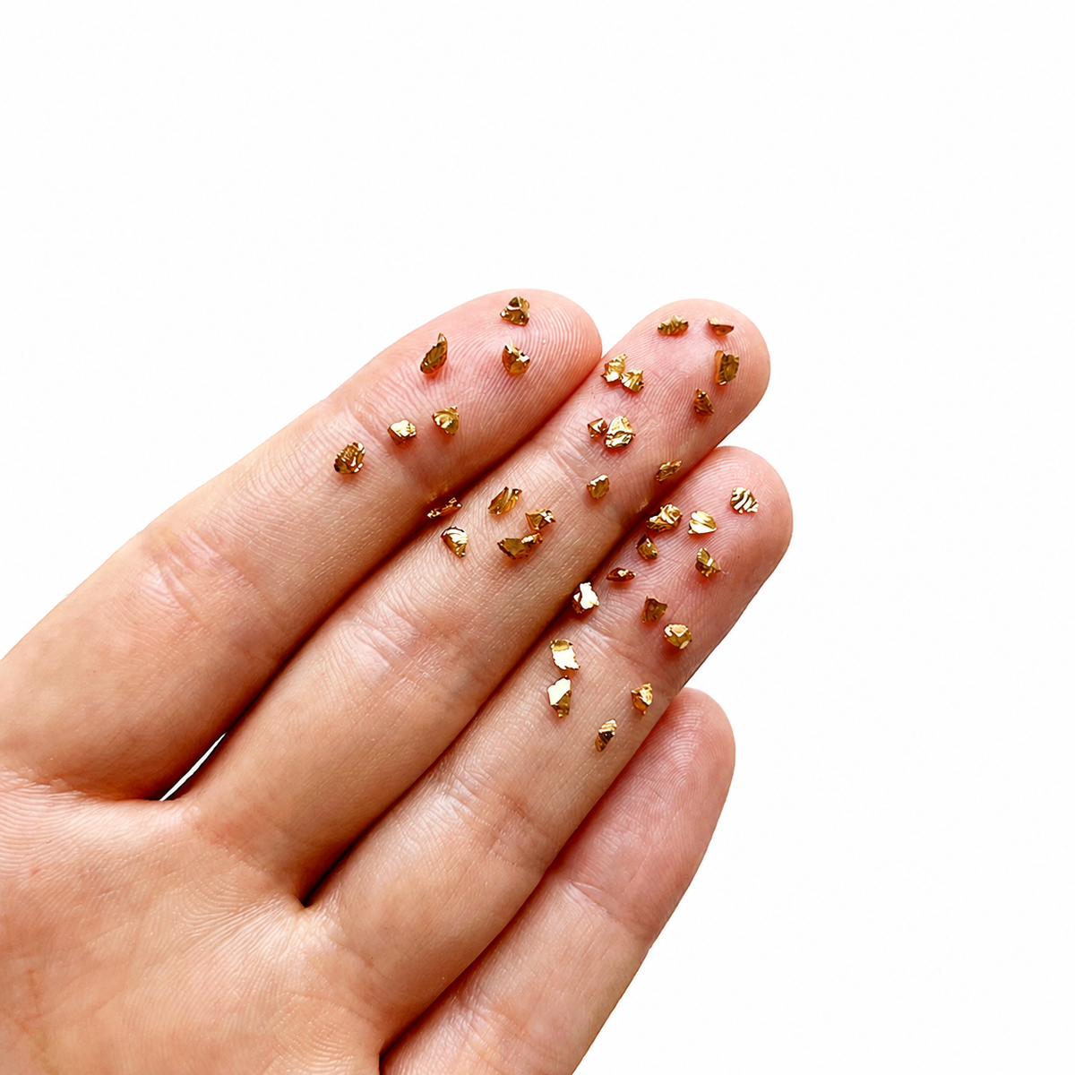 Detailfoto op hand van crushed glass goud 