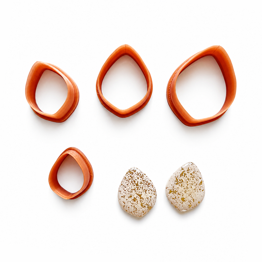 Goud gespikkelde polymeerklei oorbellen gemaakt met de druppel cutter
