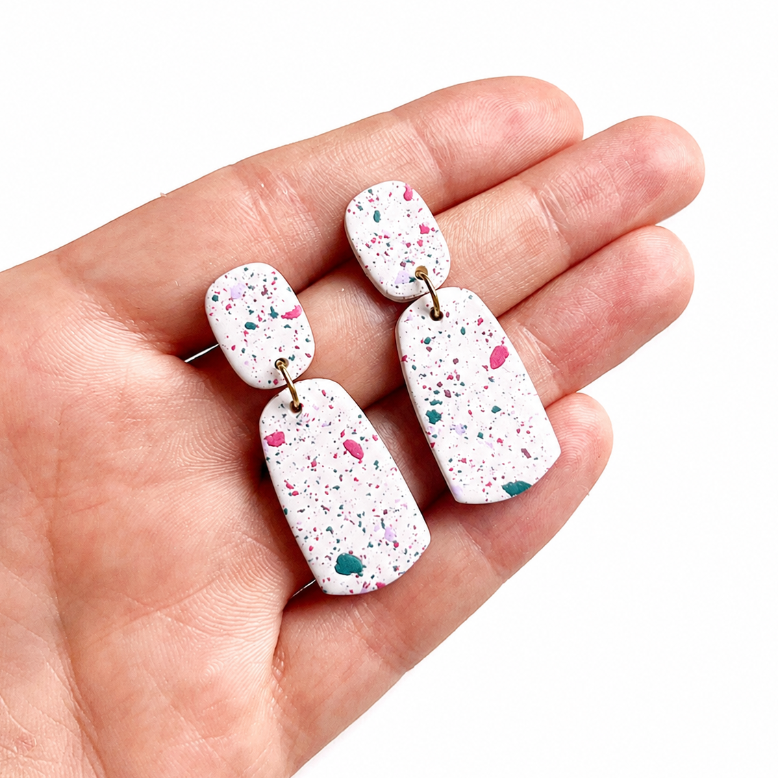 Ella cutter, terrazzo polymeerklei oorbellen op hand