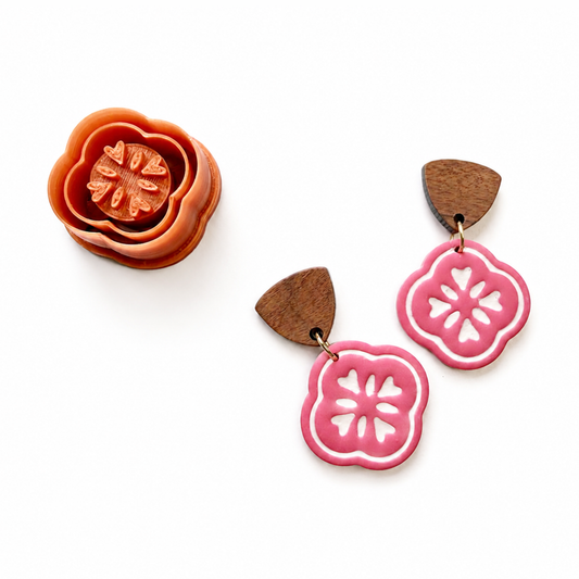 Roze polymeerklei cutter met reliëf gemaakt met de Emilia cutter