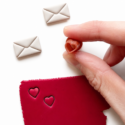 Envelop met hartje cutter gedrukt in polymeerklei