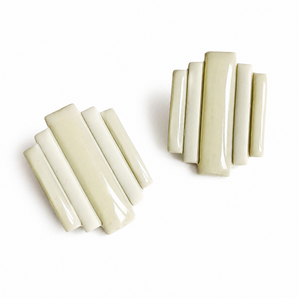 Groene geometrische polymeeklei oorbellen met glans gemaakt met de Felice cutter
