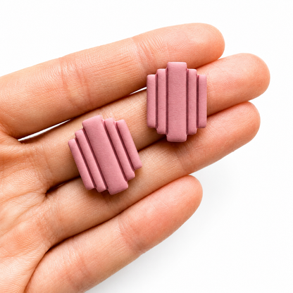roze strakke polymeerklei oorbellen op hand, gemaakt met de Felice cutter