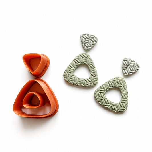 groene polymeerklei oorbellen met structuur gemaakt met de Femke cutter