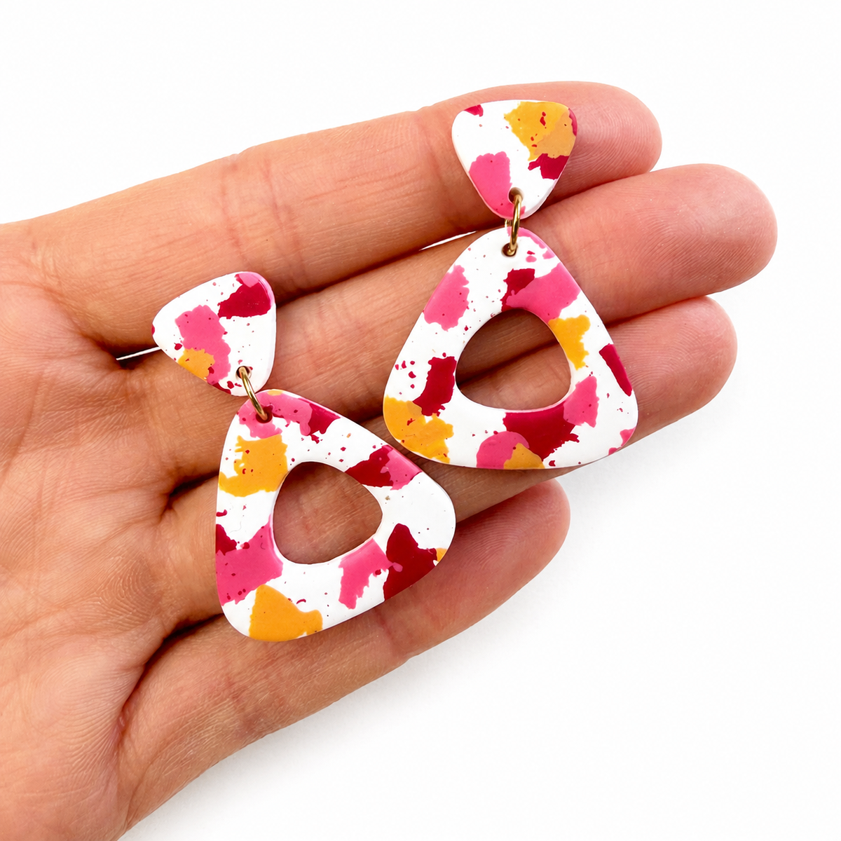 Femke cutter, terrazzo polymeerklei oorbellen op hand