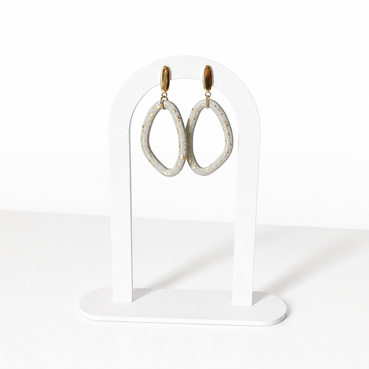Hanger polymeerklei oorbellen op display, gemaakt met de Floor cutter