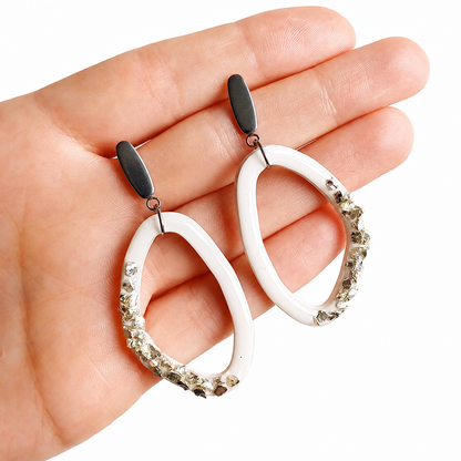 Hanger polymeerklei oorbellen met crushed glass op hand, gemaakt met de Floor cutter