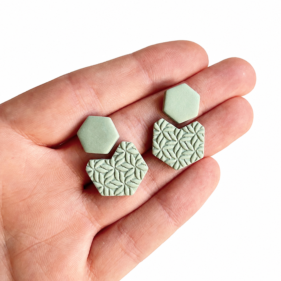 Groene kleine polymeerklei oorbellen op hand, gemaakt met de Giselle cutter