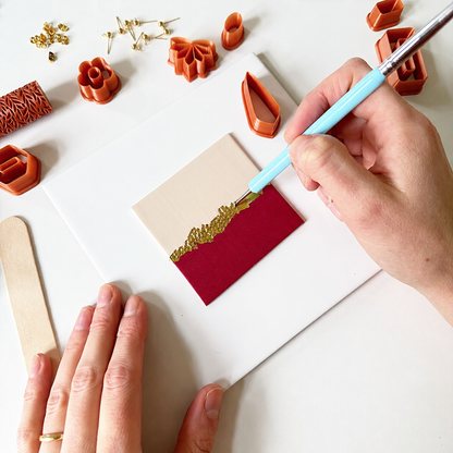 Beige/bordeaux slap klei met goudblad om polymeerkleioorbellen mee te maken.