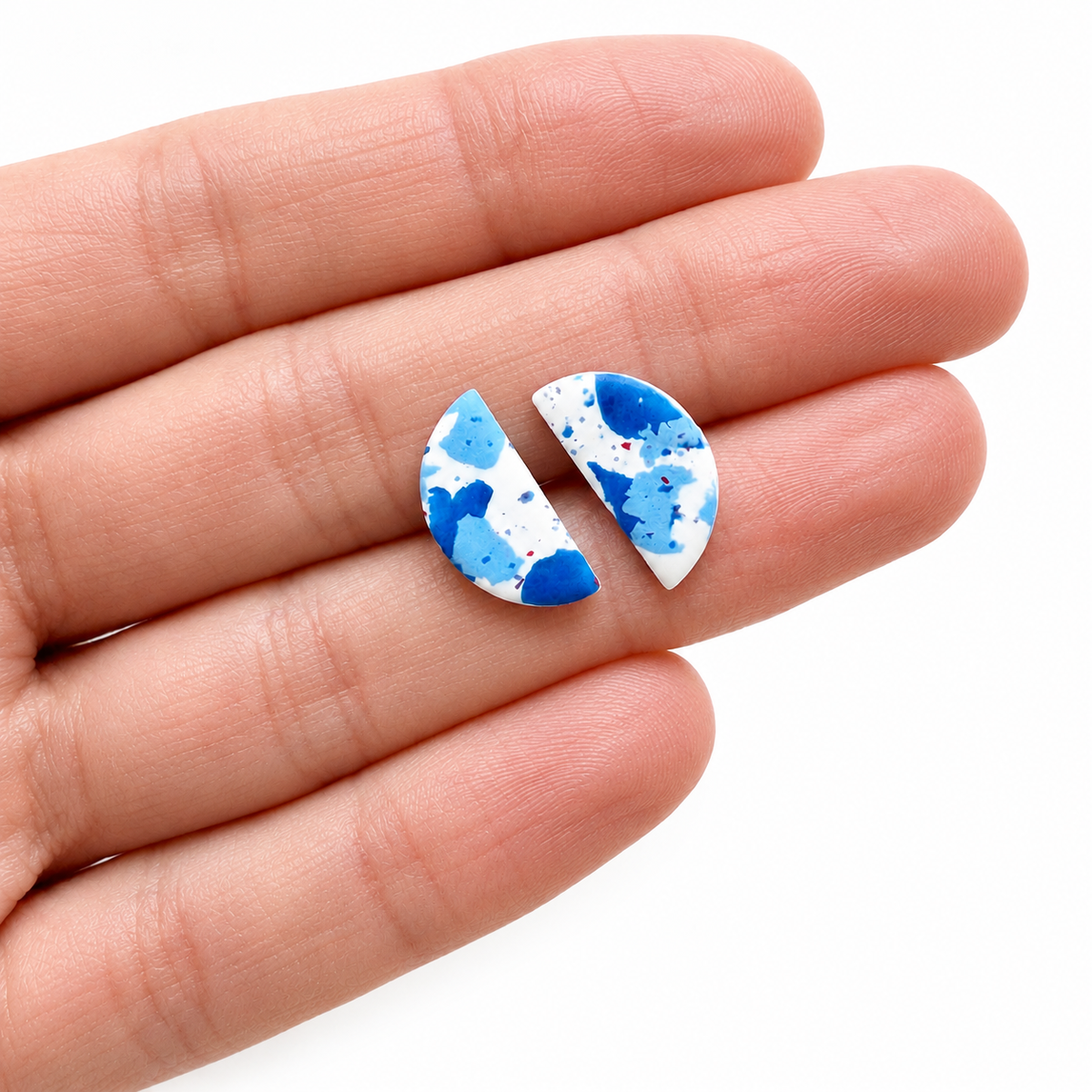 blauwe terrazzo polymeerklei oorbellen op hand, gemaakt met de halve cirkel cutters