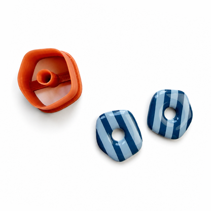 Hanna cutter, blauw gestreepte polymeerklei oorbellen