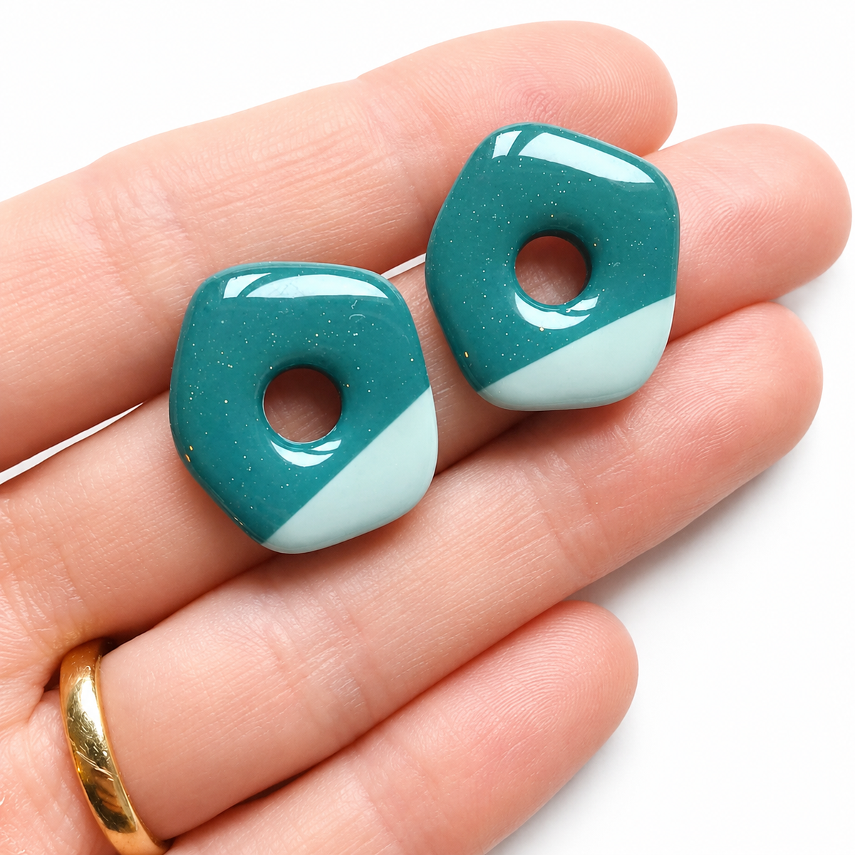 Hanna cutter, groene polymeerklei oorbellen met resin glans op hand